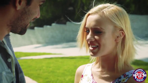 Брат ебет красивую сестру в ванне поставив перед собой раком