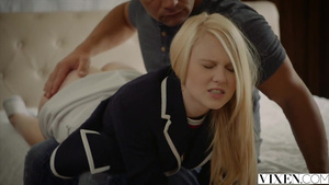 Падчерица розовой киской скачет на члене отчима