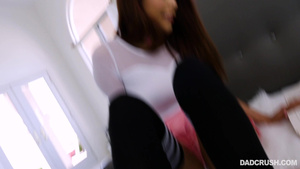 Дочь пососала и подрочила отцовский член