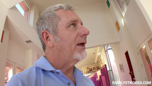 Внучка лысой писей оседлала член дедушки