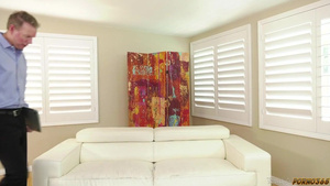 Мужичек шпилит в анальное очко по очереди двух родных сестер - близняшек